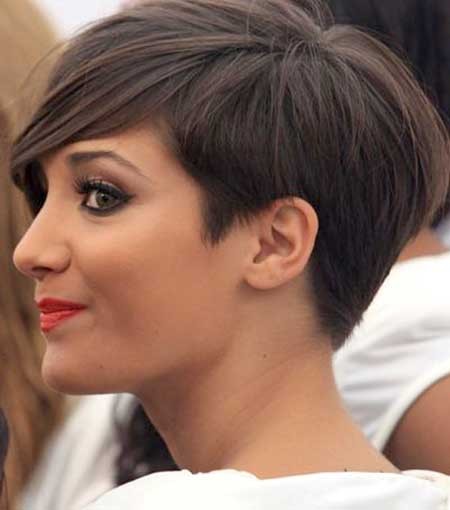 Short Side Swept Pixie Hairdo with Long Bangs