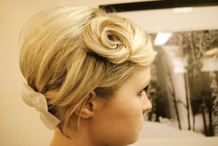 Blonde Upstyle