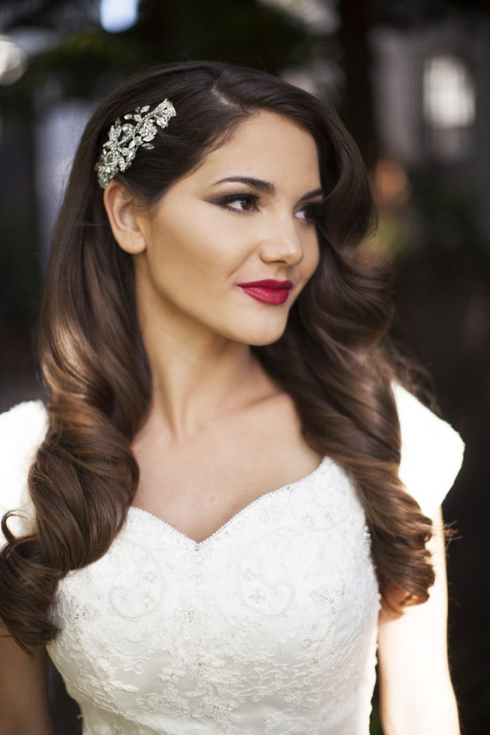 Vintage-Long-Brunette-Wavy-Hairstyle